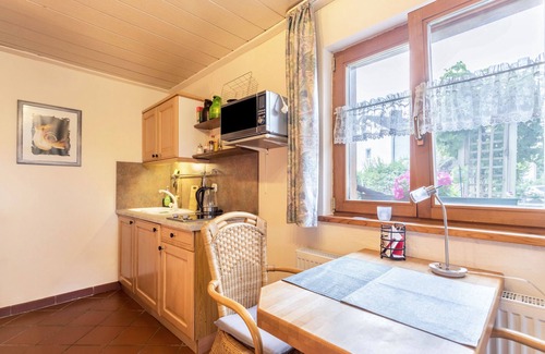 Emmerting Apartment | Apartment 'Haus Rosi und Werner' with Garden & Wi-Fi
