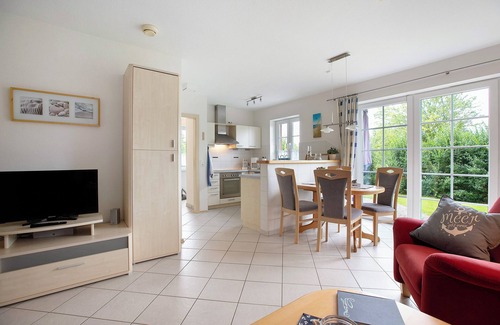 Suden Apartment | Apartment 'Haus Schwalbennest' with Private Terrace, Shared Garden and Wi-Fi