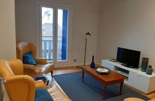 Zarautz Apartment | Apartment Herrikobarra 2 - in the center 500m from the beach by Egona