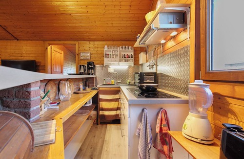 Fedderingen House | Apartment 'Holzhaus Grimm' with Private Terrace and Wi-Fi