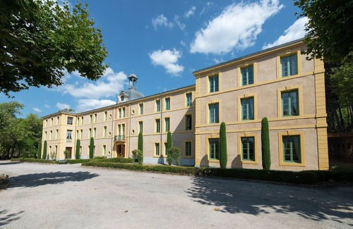 Montbrun-les-Bains Apartment | Apartment in Rhone Alpes with Pool and Lake