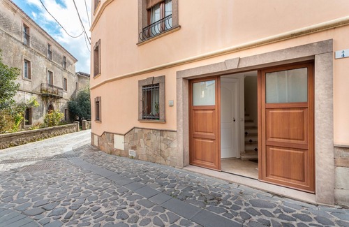 Scano di Montiferro Apartment | Apartment 'Il Fascino Del Borgo' with Wi-Fi and Air Conditioning