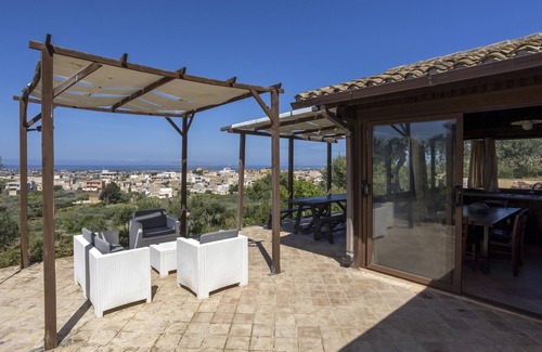 Marsala Apartment | Apartment "Il Carrubo" with Sea View, Shared Pool, Wi-Fi, A/C & Terrace