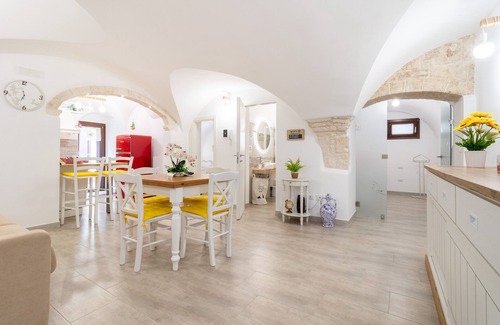 Old Town Cisternino Apartment | Apartment 'Il Giardino' with Private Terrace, Private Garden and Wi-Fi
