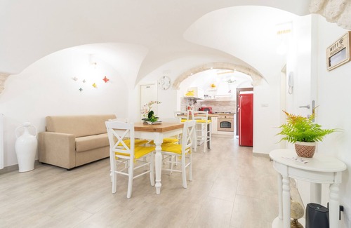 Old Town Cisternino Apartment | Apartment 'Il Giardino' with Private Terrace, Private Garden and Wi-Fi