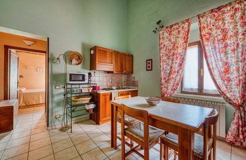 Pietrauta Apartment | Apartment 'Il Grappolo E La Rosa Centifolia' with Shared Garden and Wi-Fi