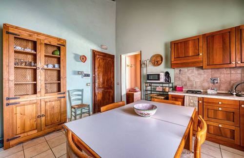 Pietrauta Apartment | Apartment 'Il Grappolo E La Rosa Centifolia' with Shared Garden and Wi-Fi