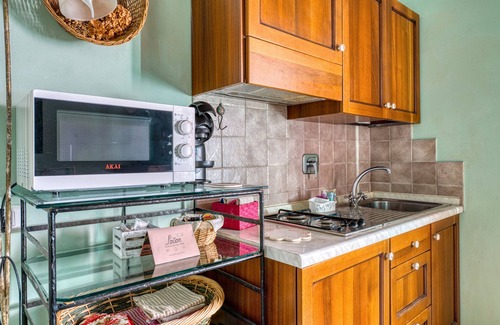 Pietrauta Apartment | Apartment 'Il Grappolo E La Rosa Centifolia' with Shared Garden and Wi-Fi