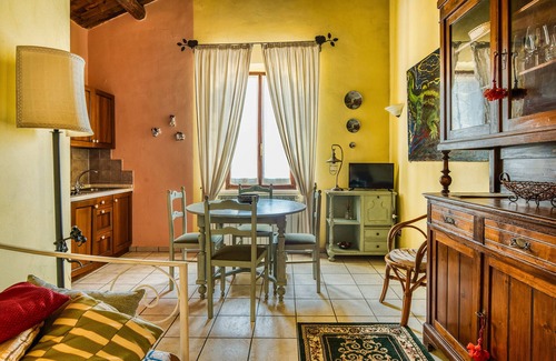 Pietrauta Apartment | Apartment 'Il Grappolo E La Rosa Tea' with Shared Garden and Wi-Fi