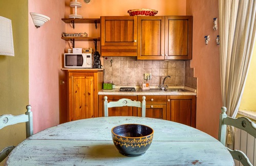 Pietrauta Apartment | Apartment 'Il Grappolo E La Rosa Tea' with Shared Garden and Wi-Fi