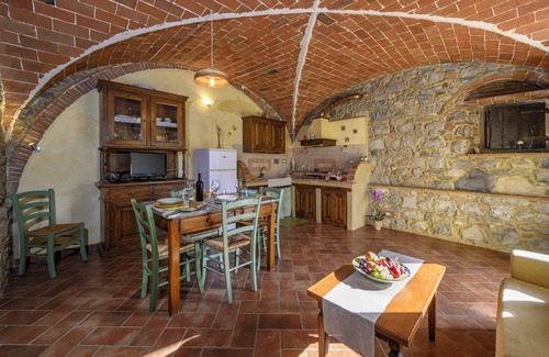 Pomarance Apartment | Apartment 'Il Trinciatoio' with Shared Pool, Private Garden and Wi-Fi