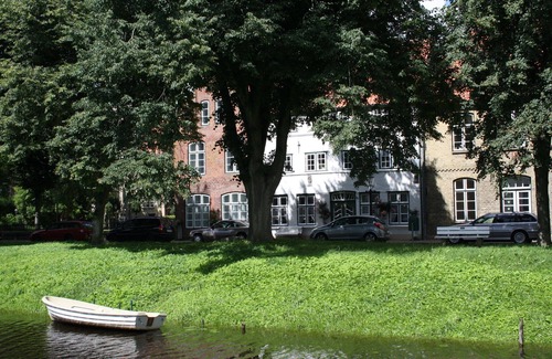 Friedrichstadt Apartment | Apartment in a historic house right on the water with boat and bicycles