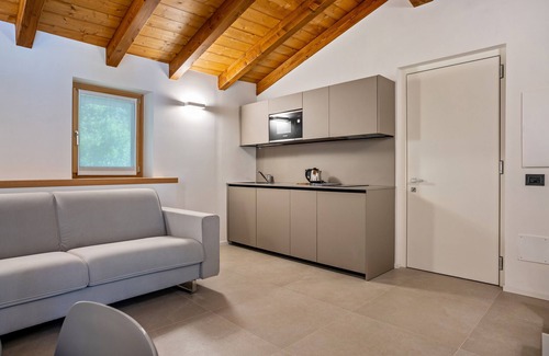 Ravina Apartment | Apartment In A Hotel 'Midum Domus Attic' with Mountain View, Wi-Fi and Air Conditioning