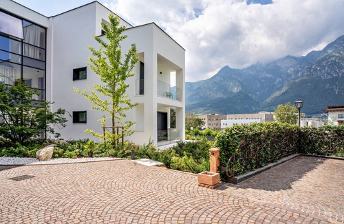 Ravina Apartment | Apartment In A Hotel 'Midum Domus Attic' with Mountain View, Wi-Fi and Air Conditioning