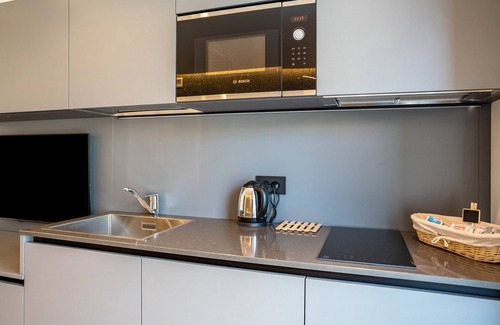 Ravina Apartment | Apartment In A Hotel 'Midum Garden Nord' with Mountain View, Wi-Fi and Air Conditioning
