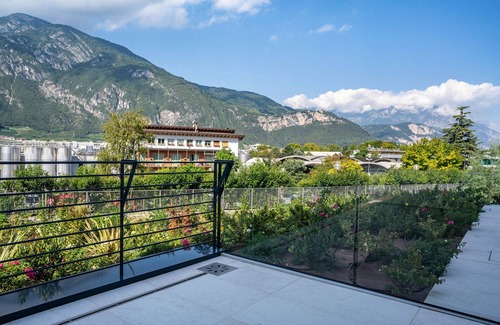 Ravina Apartment | Apartment In A Hotel 'Midum Garden Nord' with Mountain View, Wi-Fi and Air Conditioning