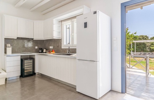 Kato Fellos Apartment | Apartment In A Hotel "Ow Andros Luxury Suites 3" with Mountain View, Private Terrace & Wi-Fi