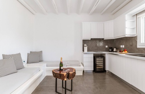 Kato Fellos Apartment | Apartment In A Hotel "Ow Andros Luxury Suites 3" with Mountain View, Private Terrace & Wi-Fi