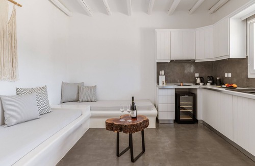 Kato Fellos Apartment | Apartment In A Hotel "Ow Andros Luxury Suites 2" with Mountain View, Private Terrace & Wi-Fi