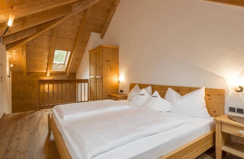 Sand in Taufers House | Apartment In A Hotel 'Mair Zu Hof St. Mauritzien 5' with Mountain View and Shared Garden