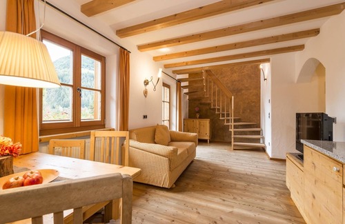 Sand in Taufers House | Apartment In A Hotel 'Mair Zu Hof St. Mauritzien 5' with Mountain View and Shared Garden