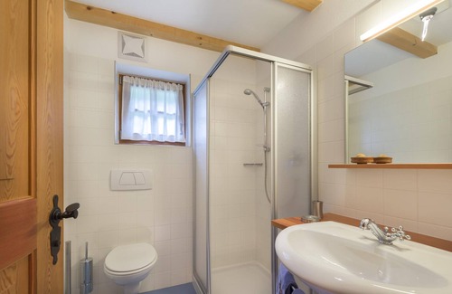 Sand in Taufers House | Apartment In A Hotel 'Mair Zu Hof St. Mauritzien 5' with Mountain View and Shared Garden