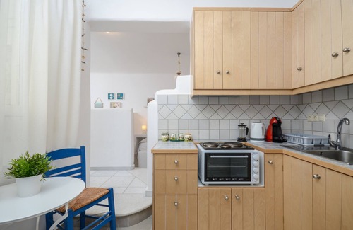 Agia Anna Apartment | Apartment in Ag.Anna area,fully equipped,semi-basement & very quiet environment.