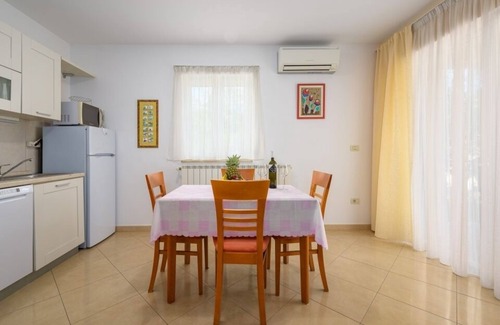 Basanija Apartment | Apartment in Bašanija with Terrace, Air condition, WIFI (113-2)