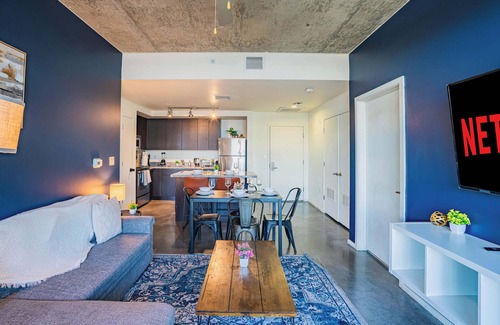 Evans Churchill Apartment | Apartment in Central DT with Gym+Pool+Parking+W/D