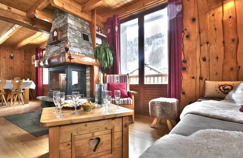 Le Fornet Apartment | Apartment in chalet at the foot of the slopes of Val d'Isère