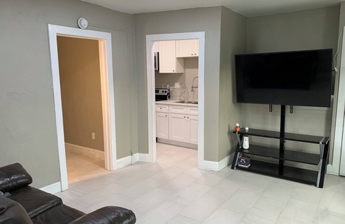 Daytona Beach Apartment | Apartment in Daytona Beach 1BR 1Bath + Pull out Sofa Bed. Centrally Located