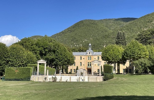 Montbrun-les-Bains Apartment | Apartment in a 19th century chateau with swimming pool and tennis court in a 4-hectare park