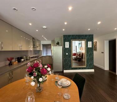 Guildford Apartment | Apartment in Guildford with Parking