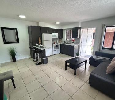 North Central Hollywood Apartment | Apartment in Hollywood close to shops & beach 110