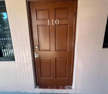 North Central Hollywood Apartment | Apartment in Hollywood close to shops & beach 110