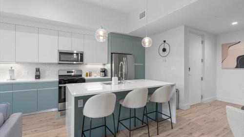 West Congress Apartment | Apartment in Hummingbird flats