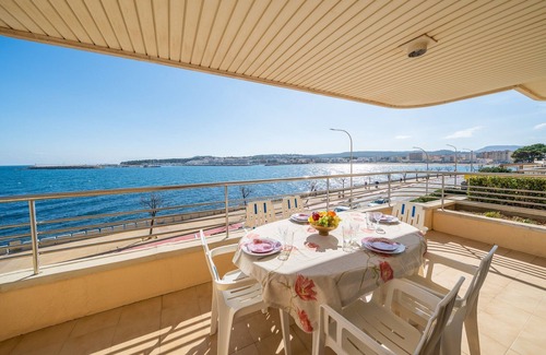 L'Escala Apartment | Apartment in L’Escala by Platja de Riells