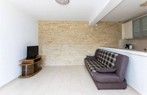 Lopar Apartment | Apartment in Lopar with Balcony, Air condition, WIFI (4421-1)