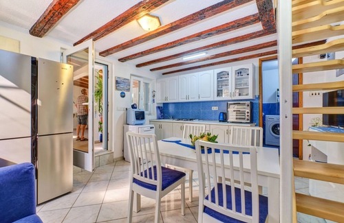 Nerezine Apartment | Apartment in Nerezine with Terrace, Air condition, WIFI, Washing machine (4827-3)