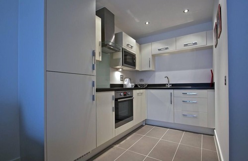 Newbury Apartment | Apartment in Parkway Centre (1BAI)