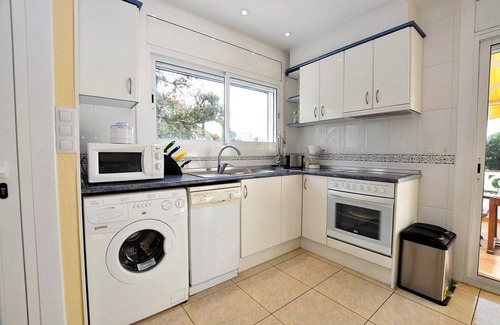 Roses Town Center Apartment | Apartment in Roses with Sea Views & Pool