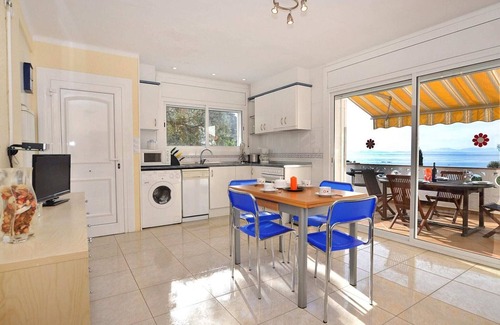 Roses Town Center Apartment | Apartment in Roses with Sea Views & Pool