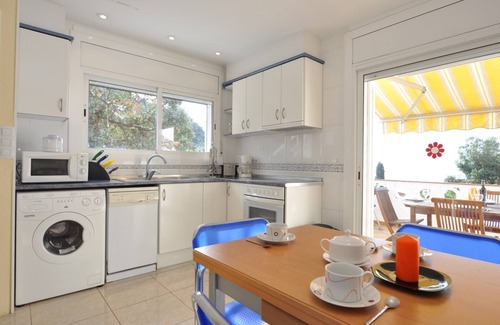 Roses Town Center Apartment | Apartment in Roses with Sea Views & Pool