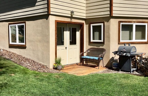 Carbondale Apartment | Apartment in spectacular mountain location viewing the red cliffs of Redstone.