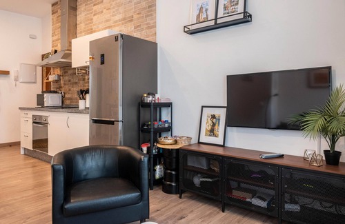 San Gil Apartment | Apartment 'In The Center Of Seville' with Balcony, Wi-Fi and Air Conditioning