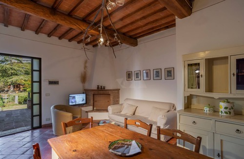 Laterina Apartment | Apartment in the countryside of Arezzo with private terrace, pool and on-site bar/restaurant