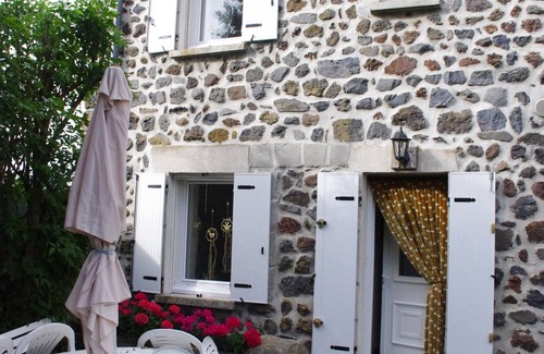 Landos Apartment | Apartment in the heart of a renovated farmhouse, 2 bedrooms, sleeps 6, well-equipped