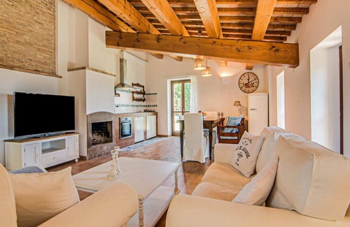 Mombaroccio Apartment | Apartment in Villagrande with Adriatic Views