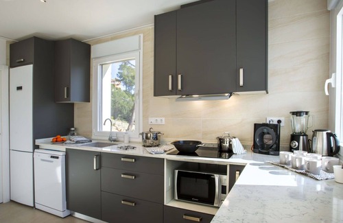 Alcalali Villa | Apartment in villa with A/C, private pool, WIFI, TV, patio, pets allowed, panoramic view, parking
