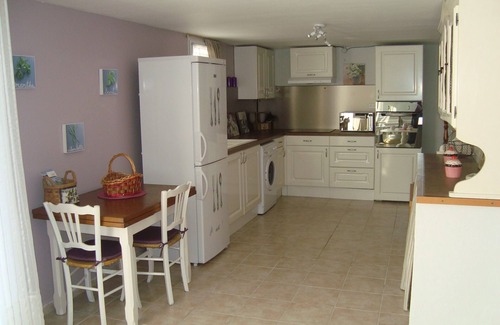 Istres Apartment | Apartment indépendant- T 2 in a villa - pool and garden.